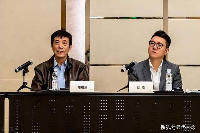 美女扒开胸罩给男生揉小说